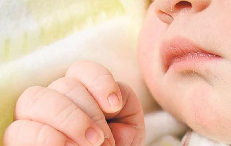 Un bărbat a adoptat o fetiță respinsă de 20 de familii. „Când am ținut-o prima dată în brațe, am fost copleșit de bucurie”