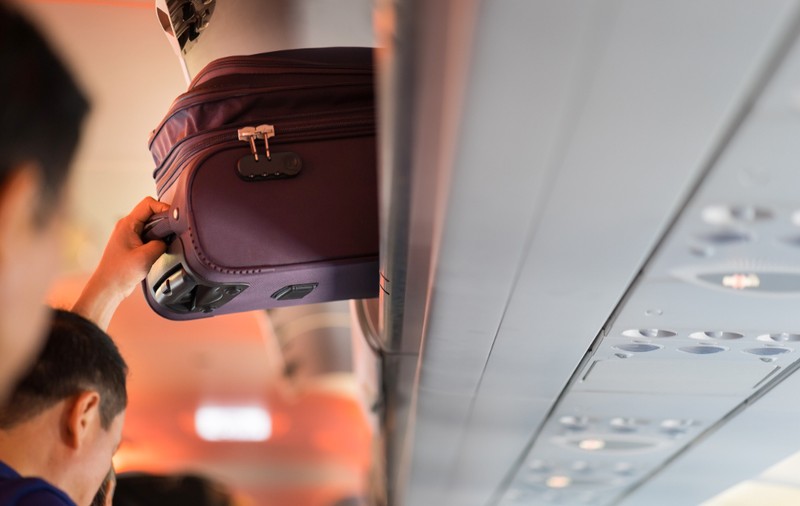 Noi reguli pentru companiile aeriene votate în Parlamentul European. Bagajul de cabină ar putea fi gratuit pe toate zborurile din UE