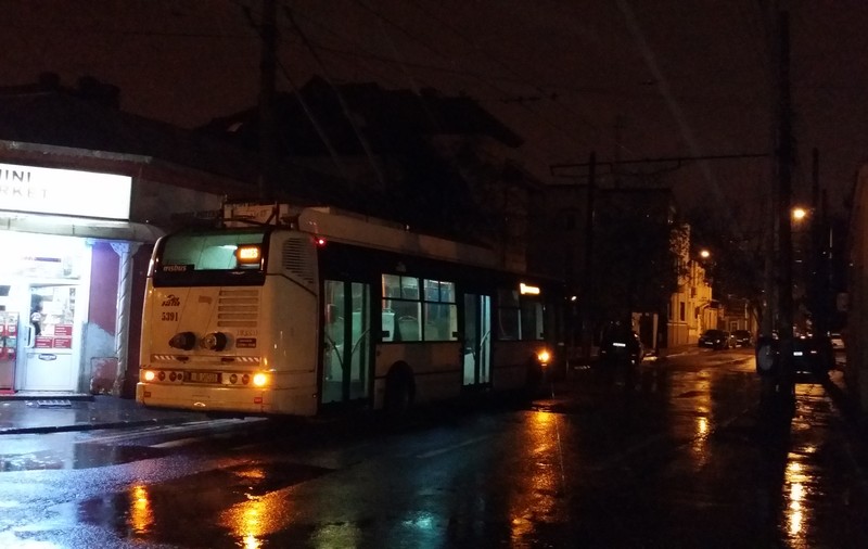 SE ÎNTÂMPLĂ-N București! Cu troleul PE CONTRASENS | FOTO