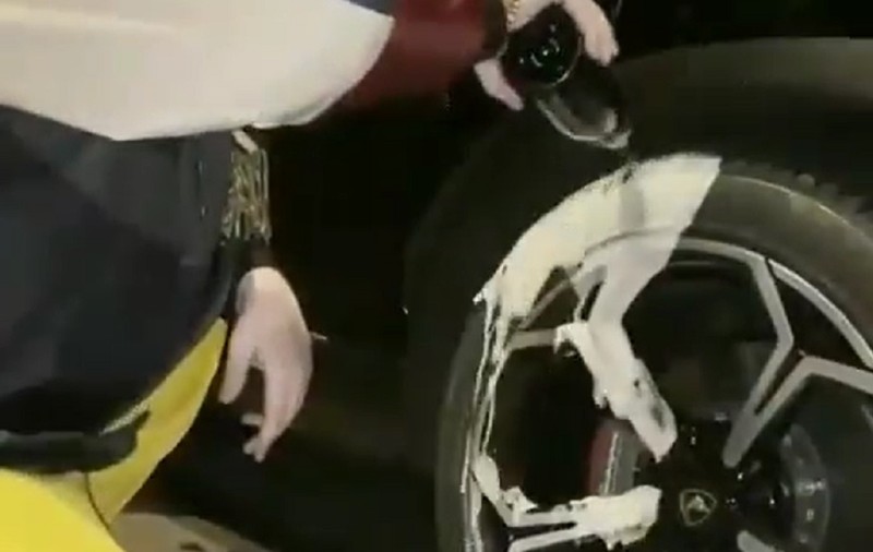 VIDEO / Victoraș Micula și-a spălat janta de la Lamborghini cu șampanie Moet Chandon și Cristal: “Bună și masca de gură la ceva!”