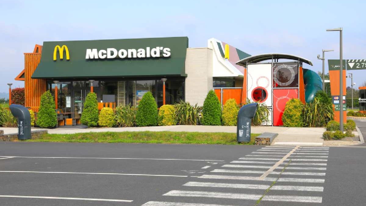 Trecere de pietoni în fața unui restaurant McDonald’s din Franța