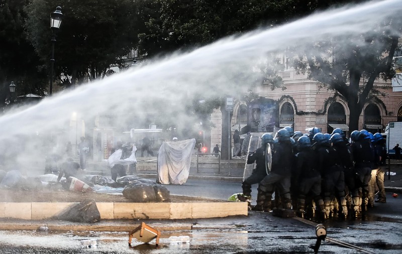 FOTO | Violențe la Roma, între poliție și refugiații care au ocupat o piață