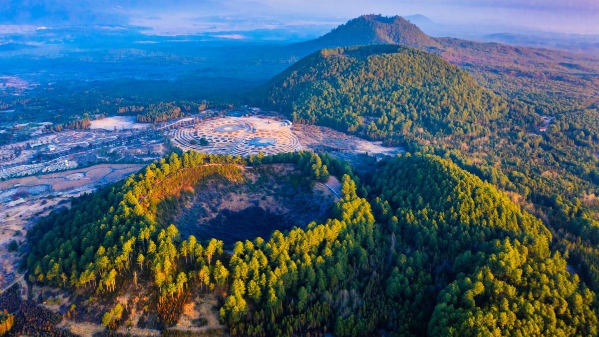 În 2021, cercetătorii au găsit sub o pădure din China craterul Yilan, de 1,85 km, format acum 50.000 de ani. Imagine cu caracter ilustrativ. Sursă foto: Getty Images