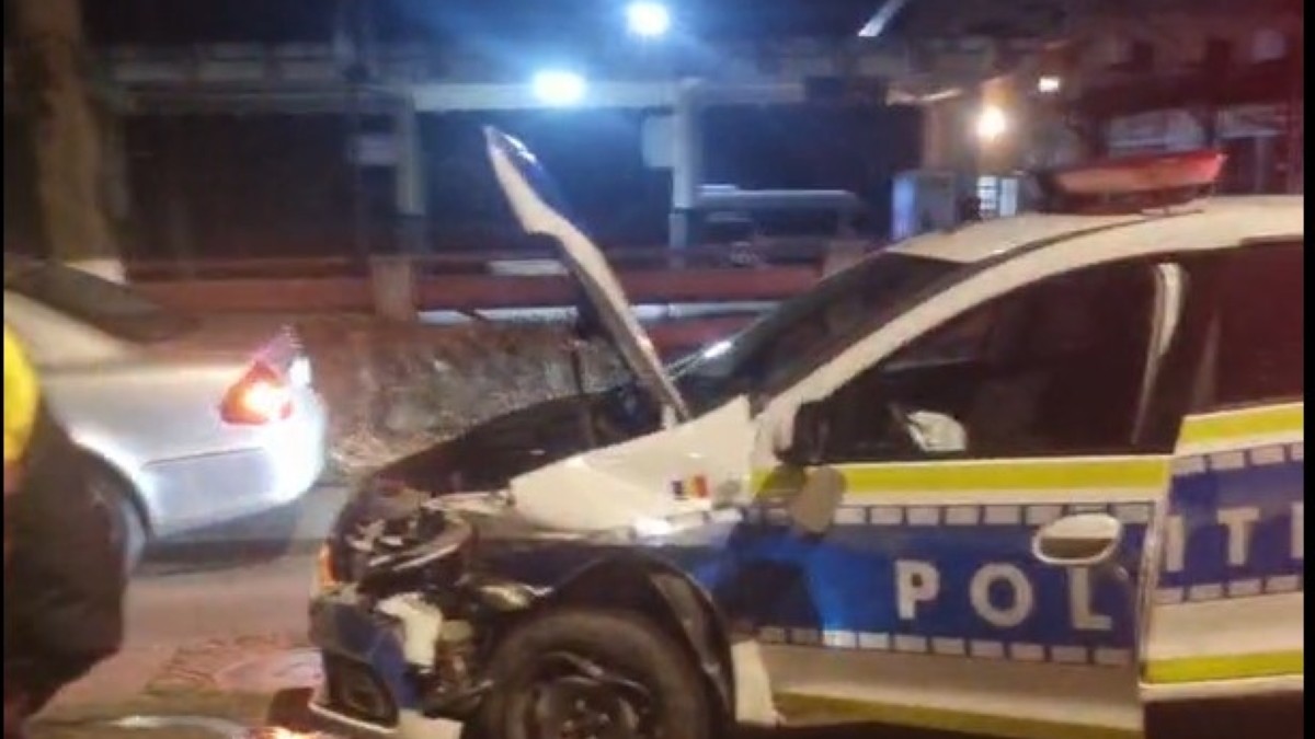 mașină de poliție avariatp