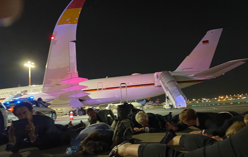 Cancelarul german Olaf Scholz, dat jos din avion, după un atac cu rachete la aeroportul din Tel Aviv. „Am schimbat ruta”