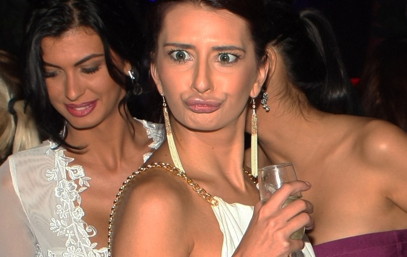 DJ Harra A COMIS-O LA UN EVENIMENT MONDEN! Gafa vestimentară care a făcut-o de râs | FOTO