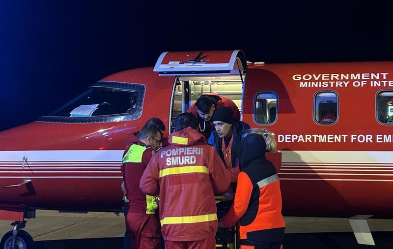 Fetițele din Botoșani care au fost victimele unei explozii au fost aduse la București în stare gravă, intubate