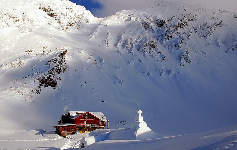 Cel mai mare strat de zăpadă din țară, 35 de centimetri la Bâlea Lac. Risc de avalanșe
