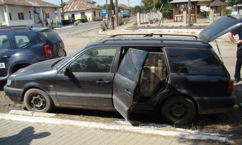 Mașina contrabandistului, țnțesată cu 8.000 de pachete de țigări a fost confiscată de polițiștii de frontieră de la Rădăuți-Prut