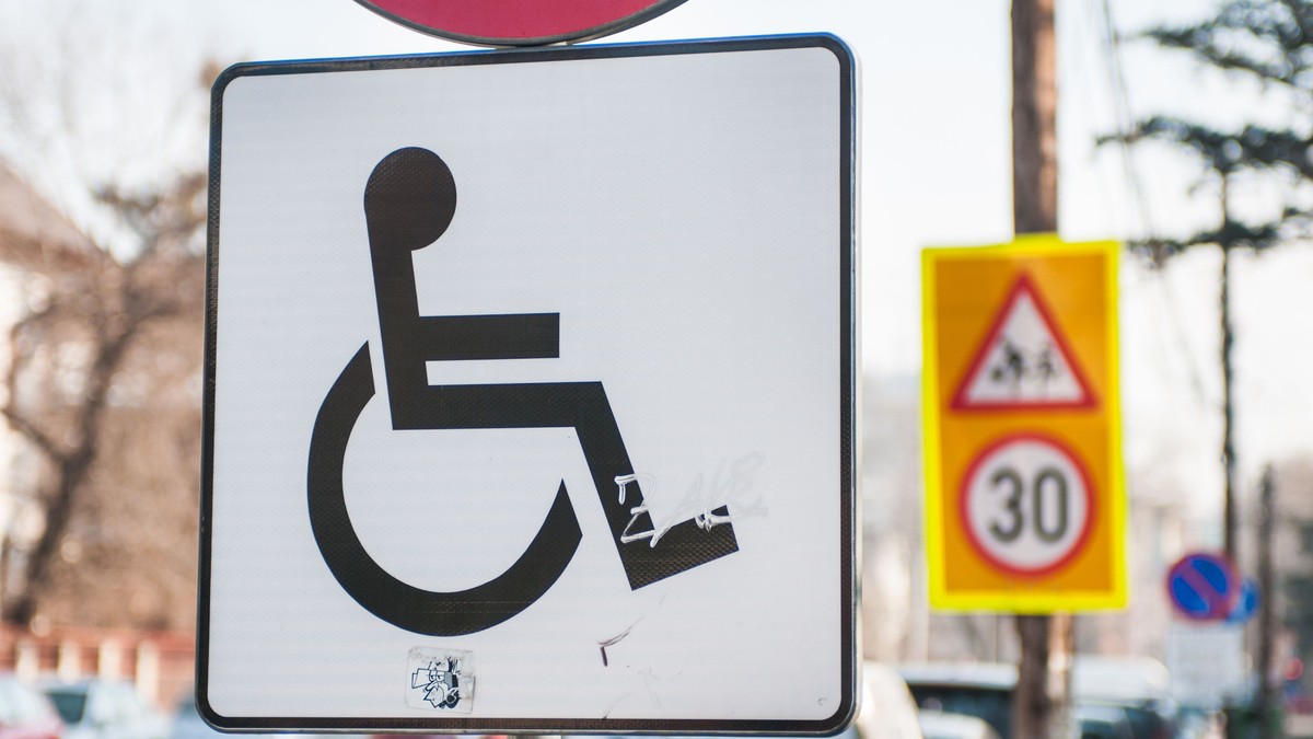 Amenda minimă pentru cei care parchează pe locurile dedicate persoanelor cu dizabilități se dublează