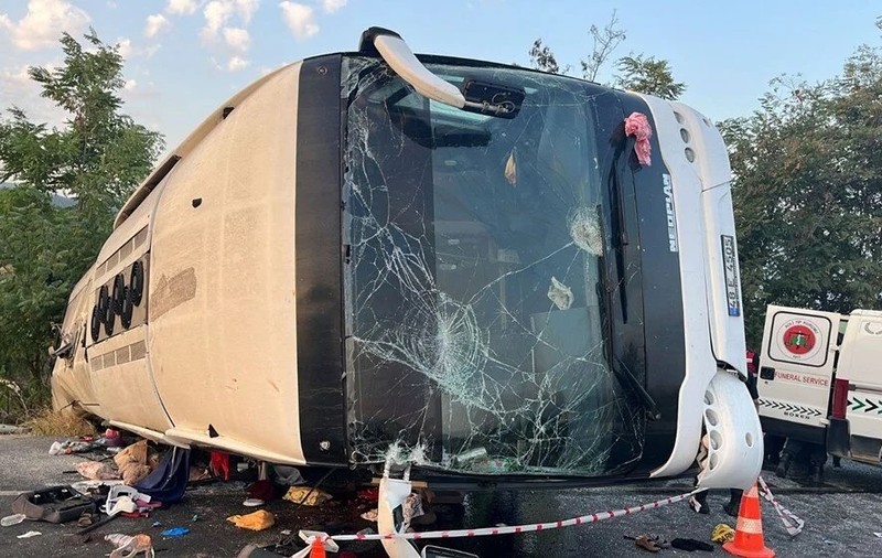 Șase morți și 42 de răniți într-un autocar cu nuntași lovit de o basculantă și răsturnat, pe o autostradă din Turcia