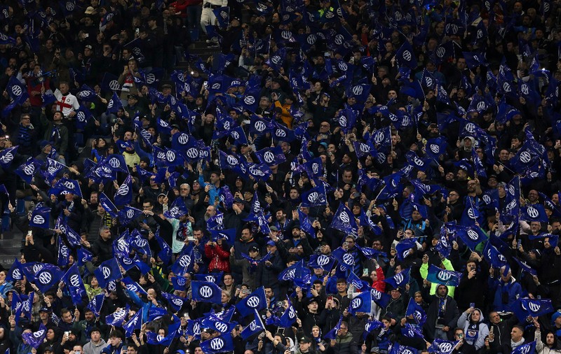 Un suporter al lui Inter Milano a rămas fără trei degete la meciul cu Cremonese, după ce a aruncat o petardă lângă portarul Emil Audero | VIDEO