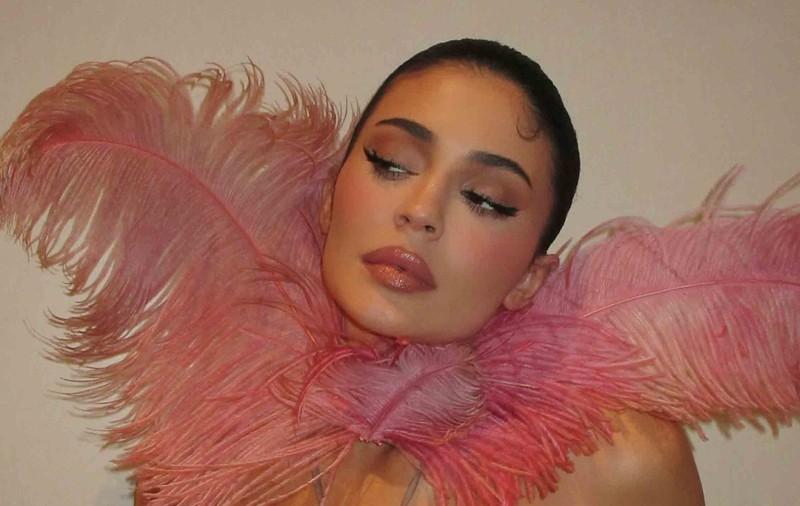 Kylie Jenner a început noul an în costum de baie. Și-a etalat silueta tonifiată și un colier în valoare de 30.500 de dolari