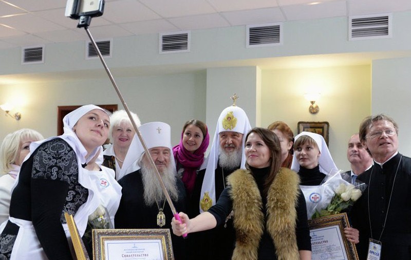 Patriarhul Kiril crede că smartphone-urile vor aduce Antichristul pe Pământ. Reacțiile ironice ale internauților
