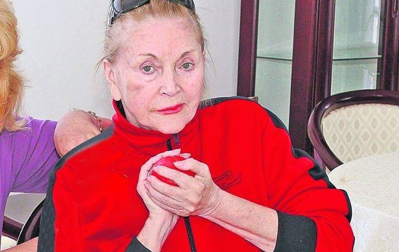 "MAMA ZINA" nu a fost UITATĂ! ZI de NAŞTERE cu PRIETENII şi COLABORATORII la AZIL! | FOTO