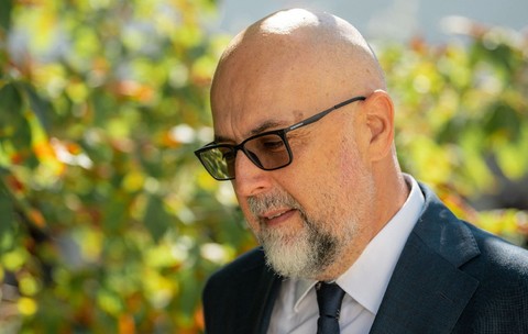 Viceprim-ministrul României, Hunor Kelemen, este surprins în timp ce președintele României, Nicușor Dan, invită membrii partidului UDMR, condus de președintele UDMR, Kelemen Hunor, la consultări privind numirea prim-ministrului României, la Palatul Cotroceni, București, România, pe 17 septembrie 2026.