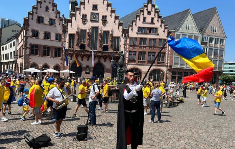 Imnul României, intonat pe străzile din Frankfurt. Fanii români au început spectacolul în așteptarea meciului cu Slovacia
