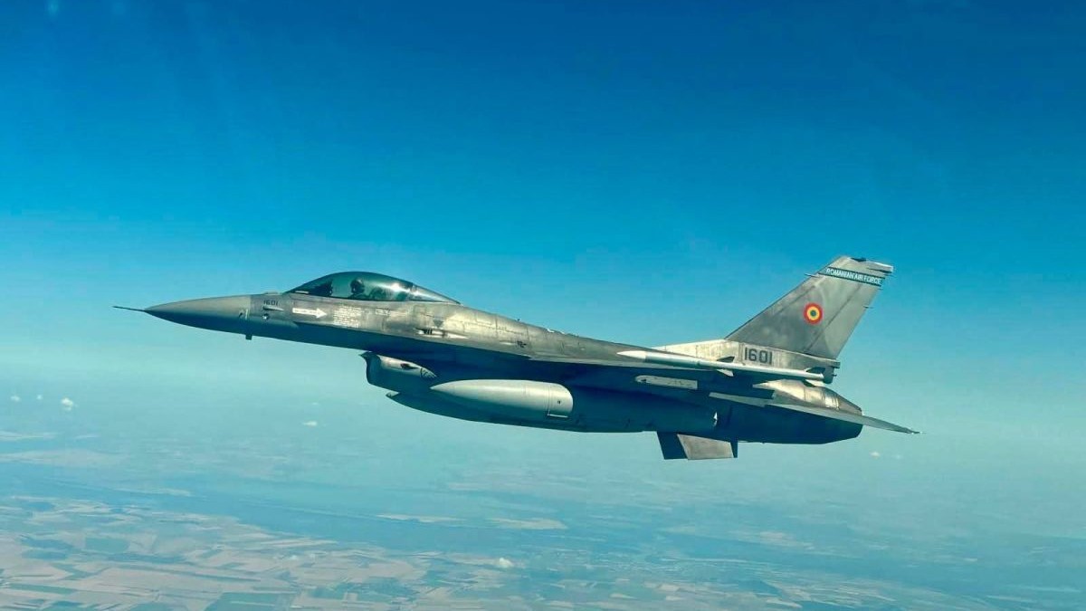Un avion F-16 aparținând Forțelor Aeriene Române se află în zbor, iulie 2026