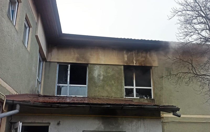Incendiu la un adăpost social din Huși. Două persoane au fost transportate la spital cu arsuri