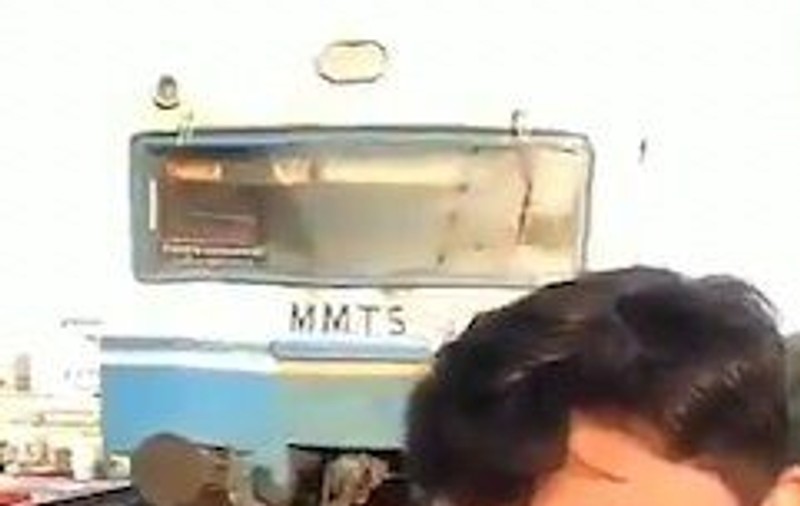 A fost lovit de tren după ce și-a făcut un selfie pe calea ferată. Momentul șocant a fost filmat / VIDEO