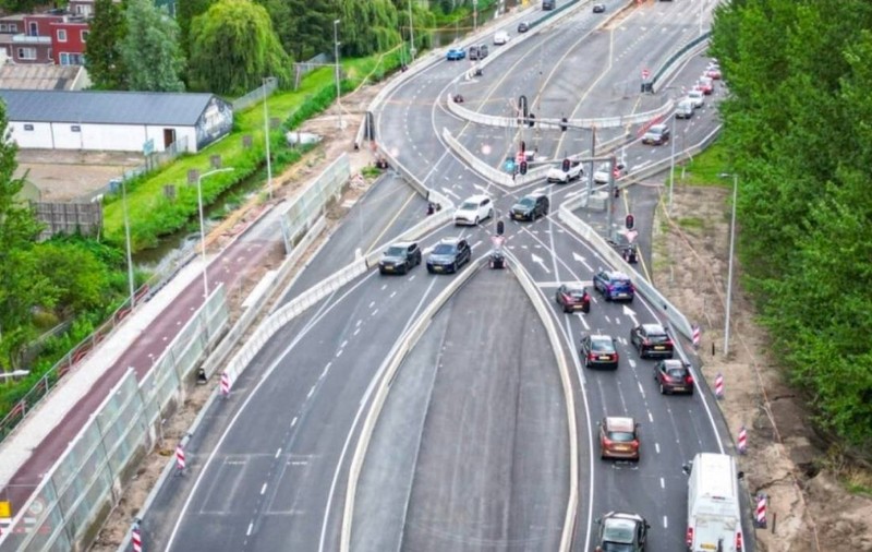 O intersecție haotică și 131 de amenzi în 10 zile. Cum a apărut „intersecția divergentă în formă de diamant” pe o autostradă din Olanda