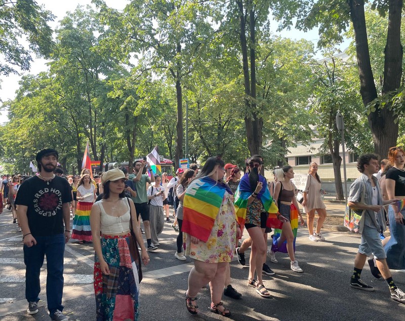 Sute de participanți la primul marș Pride din Timișoara. „Trăim într-o țară din UE care nu oferă nici o formă de recunoaștere cuplurilor de același gen”