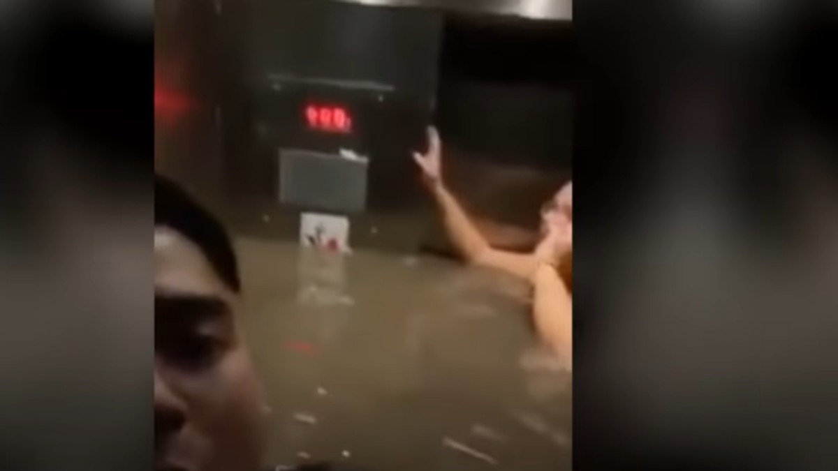 Trei prieteni din SUA au fost prinși de o viitură în lift, cu apa până la gât. „M-am gândit că s-ar putea să mor aici”