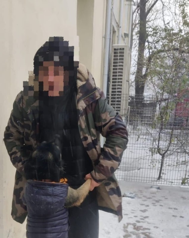 Un om fără adăpost a cerut ajutor pentru el și câinele lui din cauza viscolului. Cum au reacționat polițiștii din Constanța