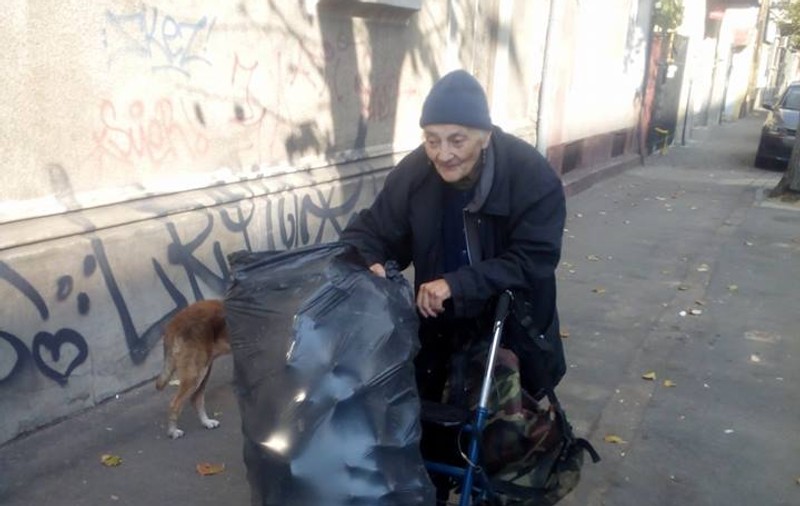 Bâtrâna care i-a șocat pe bucureșteni. Cară un sac după ea pe străzi, dar ce poveste ascunde este zguduitor. Ar putea fi bunica oricăruia dintre noi | FOTO