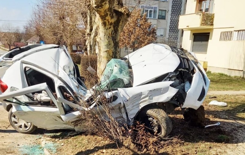 Un tânăr de 18 ani din Brașov a murit după ce a condus fără permis și s-a izbit cu mașina de un copac