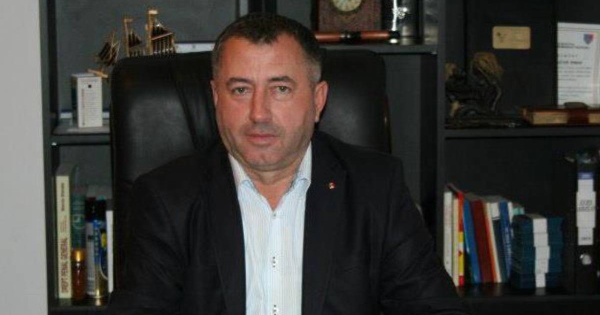 victor roman fost deputat psd vrancea in timp ce sta la birou, imbracat cu un sacou negru, iar in spate este o biblioteca