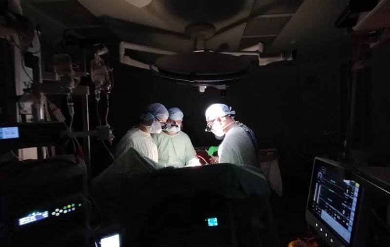 „Continuăm să salvăm vieți”. Imagine distribuită de un medic ucrainean, cu o operație pe cord făcută în semiîntuneric, după ce spitalul a rămas fără curent