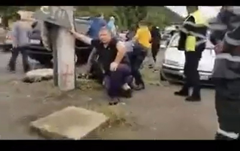 Un poliţist român a repetat gestul care a dus la moartea lui George Floyd. A stat cu genunchiul pe gâtul unui bărbat