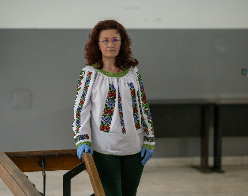 “Ne e teamă, dar ce să facem?”. Vânzători, voluntari și angajați de la salubrizare au ținut societatea funcțională în timpul pandemiei (II)