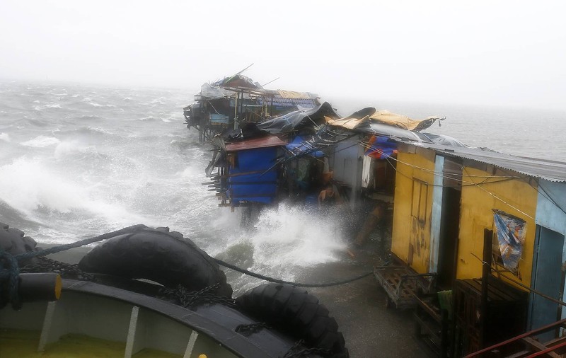Taifunul Phanfone A LOVIT CENTRUL JAPONIEI! Trei militari americani, luaţi de valuri
