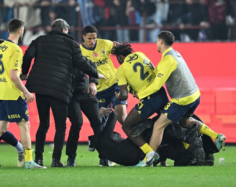 Imagini cu bătaia dintre jucătorii lui Fenerbahce și suporterii lui Trabzonspor intrați pe teren, în Turcia | VIDEO