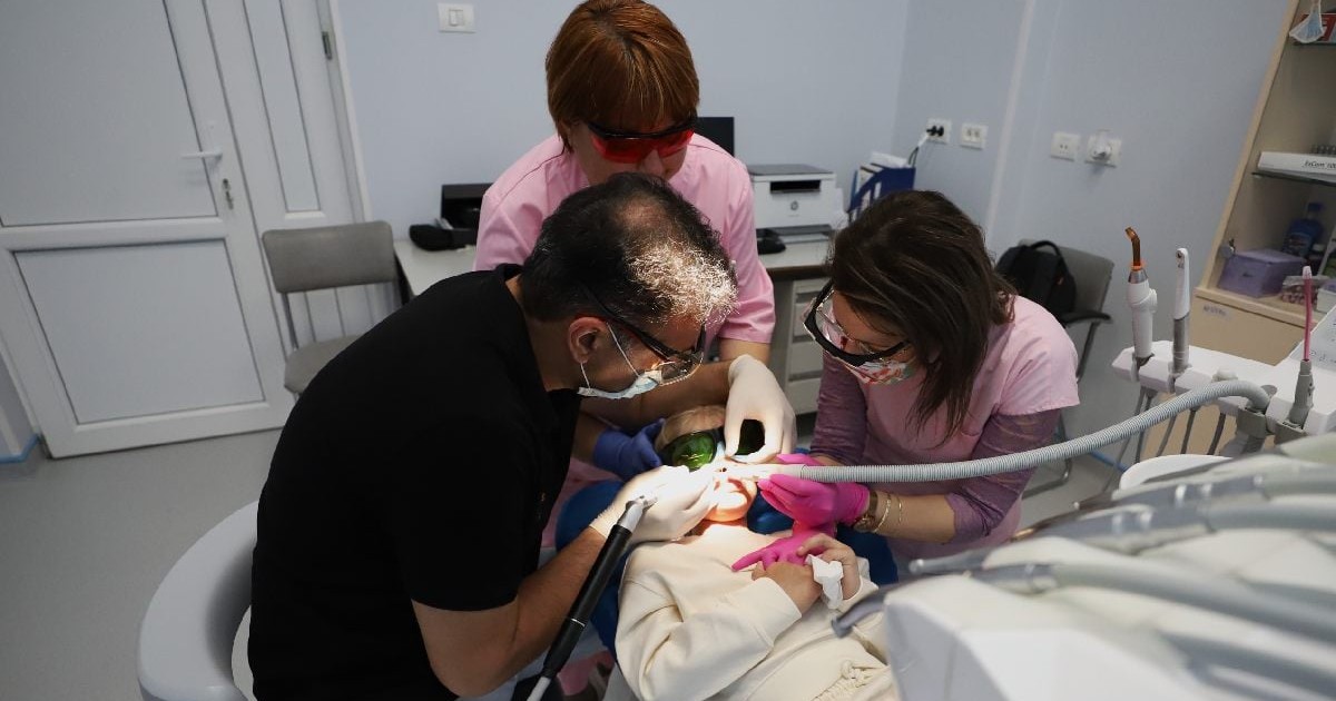 In cabinetul de stomatologie sta prima fetiță operată „fără durere” și fără anestezie de medicii Ambulatoriului Spitalului „Grigore Alexandrescu”. Premiera medicala. Foto Libertatea Dumitru Angelescu