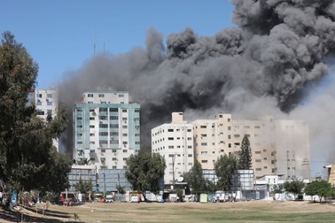Un atac aerian israelian distruge o clădire înaltă din orașul Gaza care adăpostea puncte de presă, inclusiv The Associated Press și Al Jazeera. Foto: Hepta