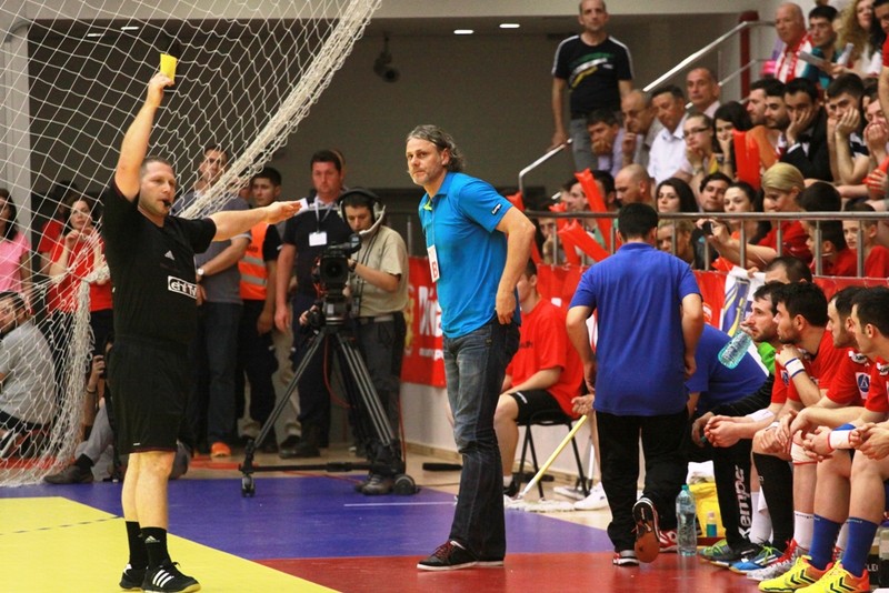 Numit antrenor în urmă cu nici trei săptămâni, Christian Gaudin s-a agitat pe margine la meciul cu Suedia, fiind avertizat şi de către arbitri (Foto: Marian Burlacu)