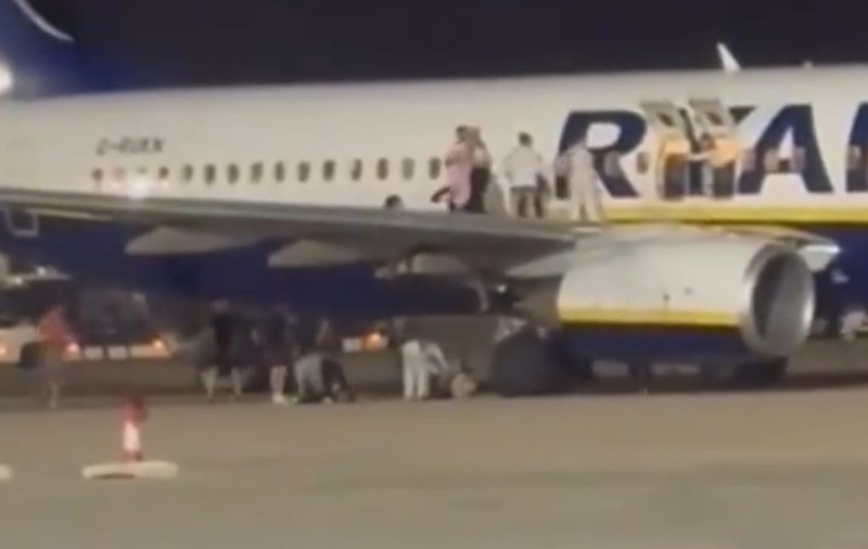 Incendiu într-un avion Ryanair pe pistă, înainte de decolare: 18 oameni au fost răniți. Avionul pleca din Spania