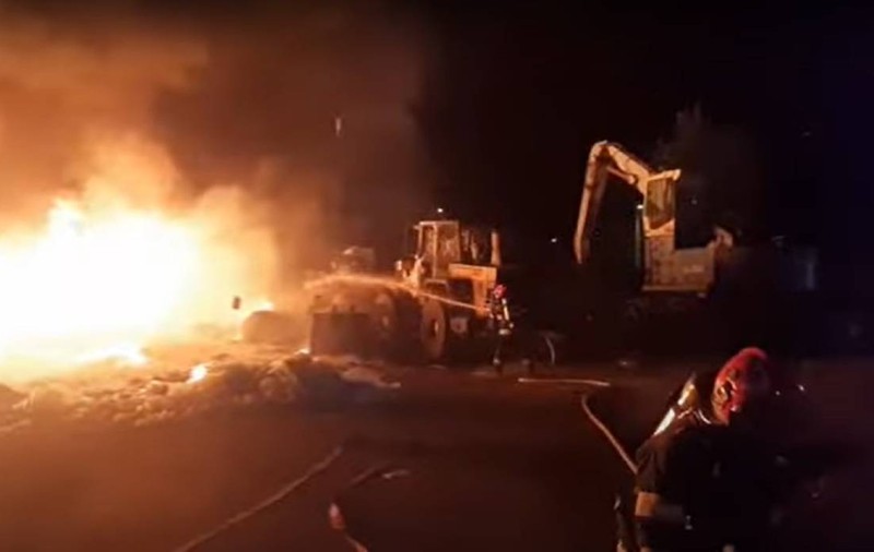 Incendiu de proporții la un depozit de fier vechi din Buzău. Intervenția pompierilor a fost îngreunată de calitatea mare de combustibil | VIDEO