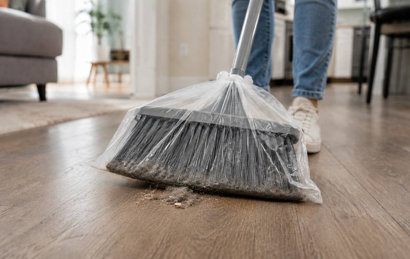De ce să pui o pungă de plastic peste mătură. Trucul simplu care face curățenia mai ușoară