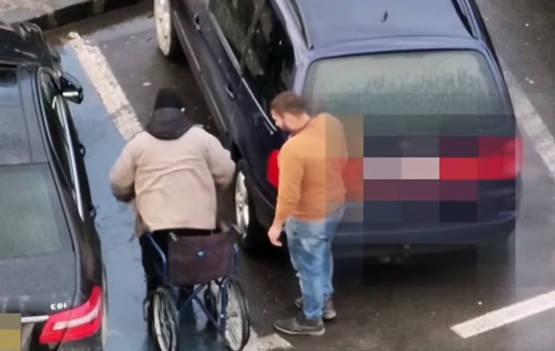 Cazul unui bărbat care se ridică din scaunul cu rotile și merge, după ce a fost la cerșit în Brașov, semnalat de un polițist: „Mâna întinsă nu primește ajutor”