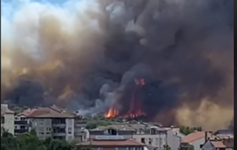 „Așa arată apocalipsa!”. Zeci de hectare de teren arse, case distruse și mașini scrum, după incendiile de lângă o renumită stațiune croată de vacanță