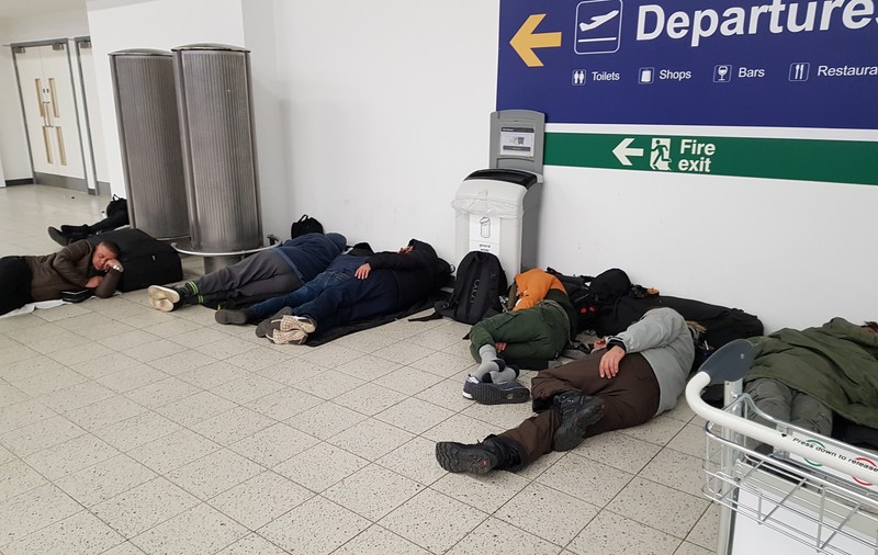 Sute de români sunt blocați la Londra, pe Aeroportul Luton. Cursa spre Cluj a fost anulată