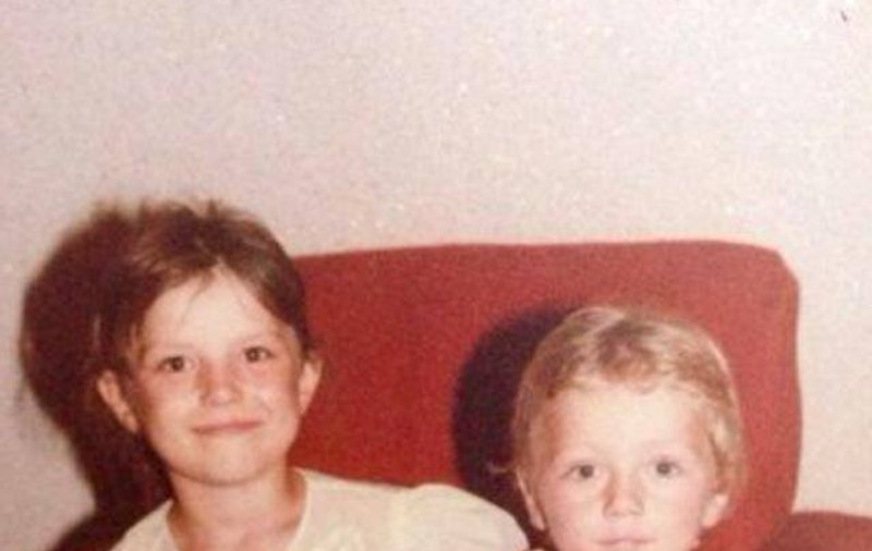 Azi e o artistă CELEBRĂ, căsătorită şi cu un copil! Cine crezi că e puştoaica tunsă băieţeşte din fotografia asta?