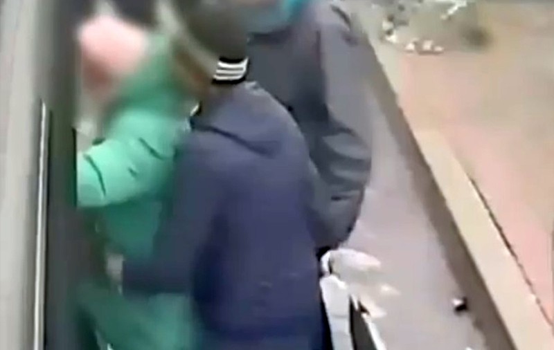 Bărbat filmat în momentul în care fură telefonul unei femei într-un autobuz din București. Polițiștii l-au prins în flagrant | VIDEO