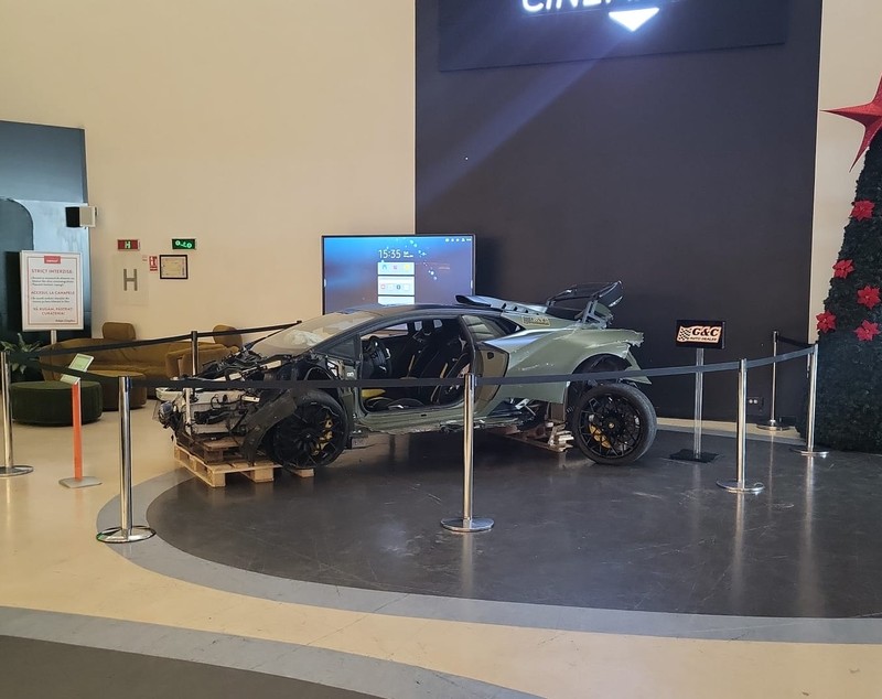 Cum arată acum bolidul de lux distrus în timpul filmărilor „Cursa”, producția românească de 4 milioane de euro. Mașina, expusă într-un mall din București