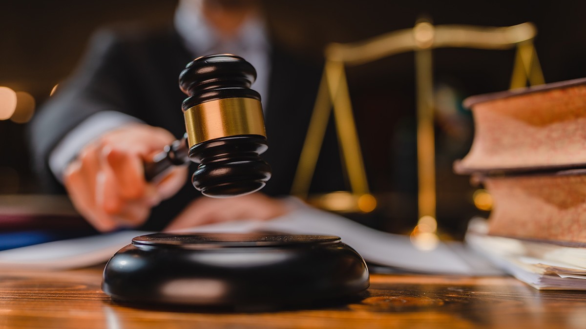 Un judecător dă o sentință