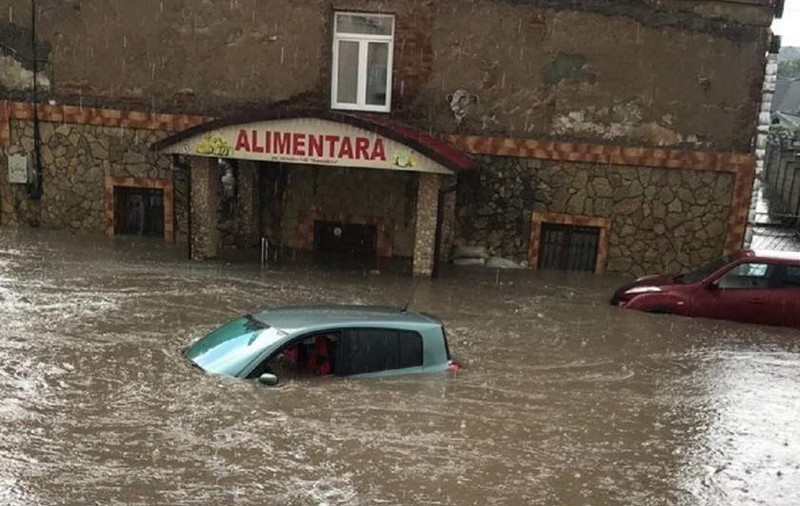 Dezastru după o ploaie torenţială cu grindină, în Republica Moldova. Maşini sub apă, case şi drumuri distruse